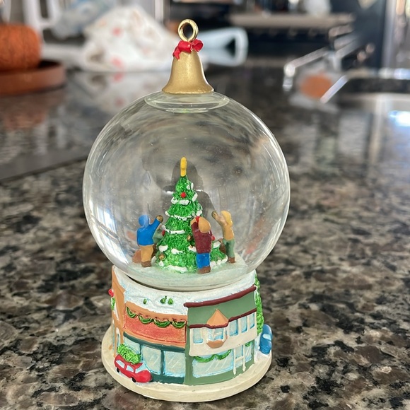 2006 Winter Wonderland #5 - Trimming The Tree - Picture 2 of 5